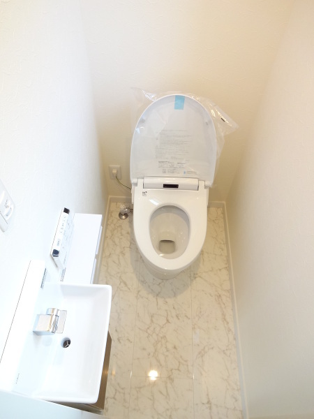 （建物プラン例）トイレはもちろんウォシュレット付き温水便座です♪<br>床もお掃除しやすい素材を使っております！ 