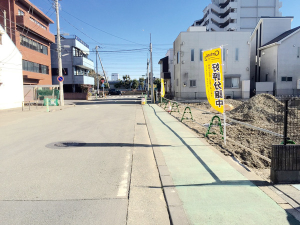 前面道路広々10mで車の運転もラクラク！