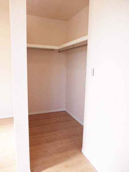 各部屋大きめの収納がございます。