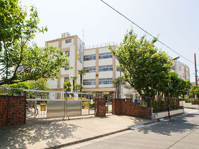   足立区立青井中学校（790m）