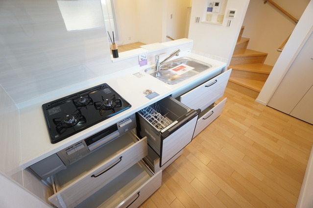   シンプルで洗練されたデザインのシステムキッチンは機能も充実。（食器洗洗浄機能付）