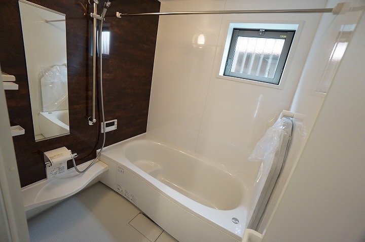   【C棟　バスルーム】窓の付いている浴室です。自然換気ができ、清潔感を保ちます。お仕事や家事、育児で疲れた体を癒せる憩いの空間です。