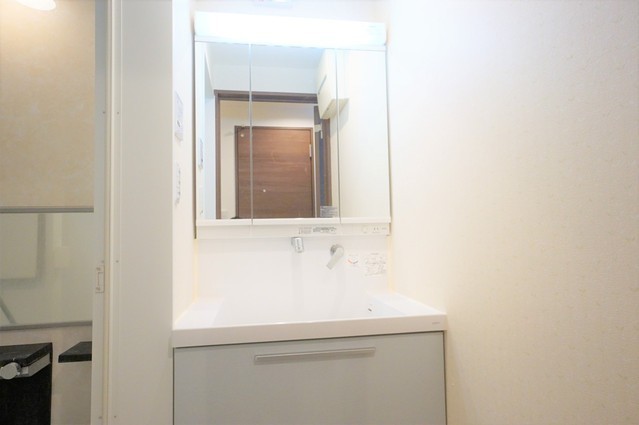   洗面脱衣室　三面鏡付き洗面台が設置されています。