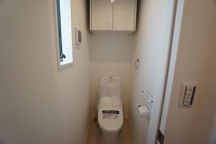   【B号棟】窓があり通気性の良いトイレ。収納スペースもある、シャワートイレです。