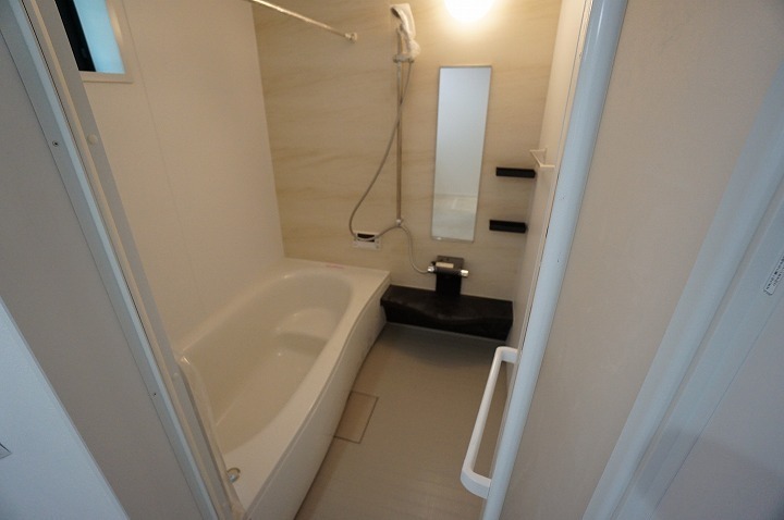   【B号棟】広々空間のお風呂は一日の疲れを癒してくれます！小窓もあり、換気のできるお手入れのしやすい浴室です！