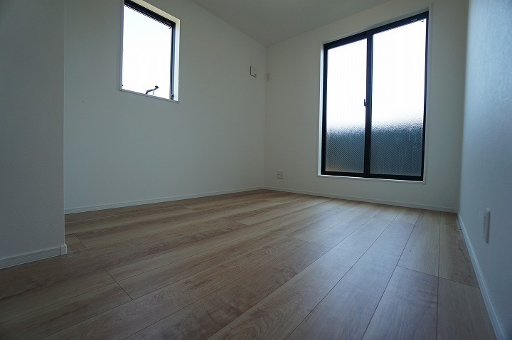   【B号棟】ベッドルームは、窓からの採光性が高く室内空間を明るくしてくれます。