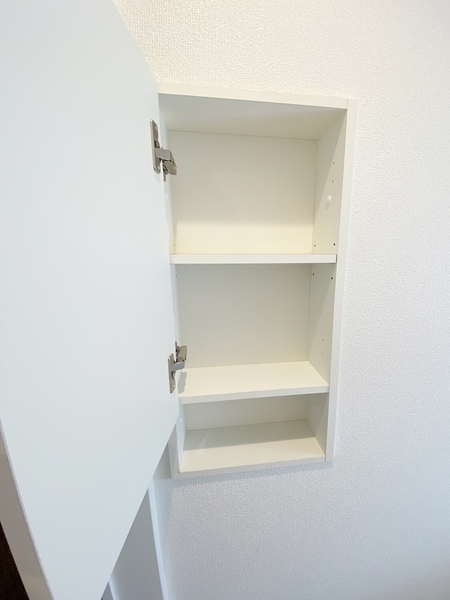 トイレに便利な収納付です。