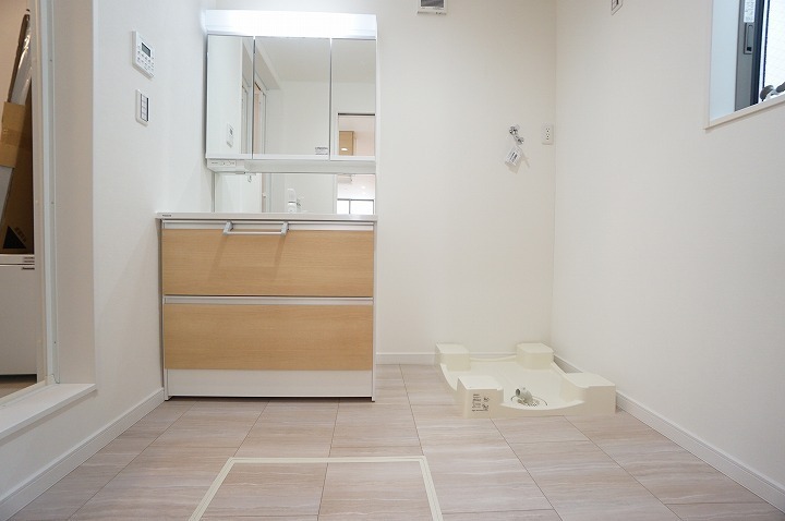   洗面台は朝をすっきりさせてくれる空間としては大切な空間です。バタバタしている忙しい朝でも収納が多い洗面台では短い時間で効率良く支度ができます。
