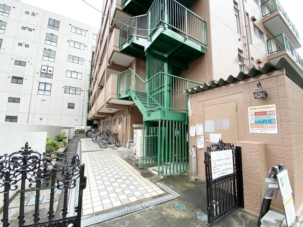 周辺には商業施設が充実しています！