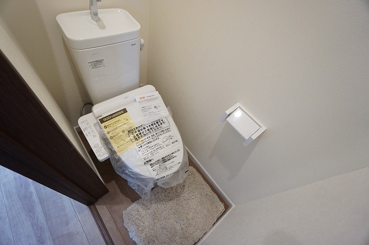   トイレは手洗い器付き、ウォシュレット付きとなっております。