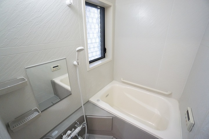   窓の付いている浴室です。自然換気ができ、清潔感を保ちます。お仕事や家事、育児で疲れた体を癒せる憩いの空間です。