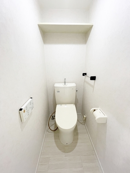 清潔感のある収納棚付トイレです。