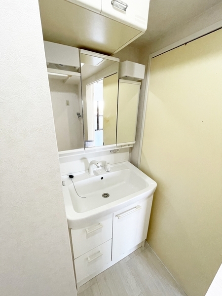 大きな鏡で作業がしやすい洗面台です。