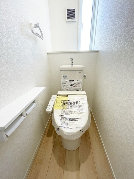 白い壁でより清潔感の溢れるトイレです。