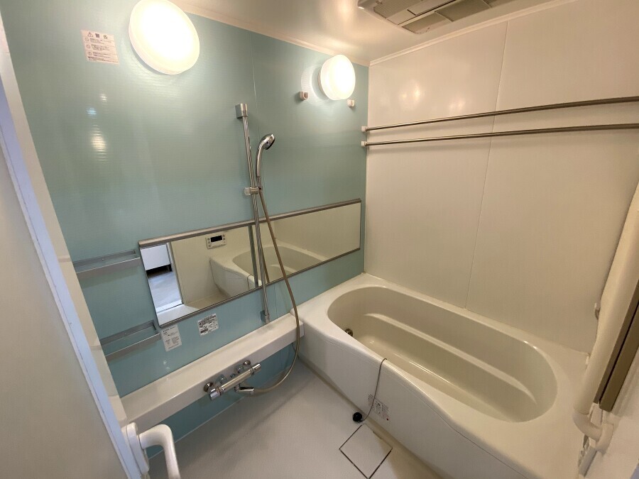   ゆったりとした大き目の浴槽が嬉しい。毎日の疲れを取る癒しの場所だからこそこだわった空間です。リラックスできるよう優しいカラーをチョイス。時を忘れるほどのんびりできる空間に。
