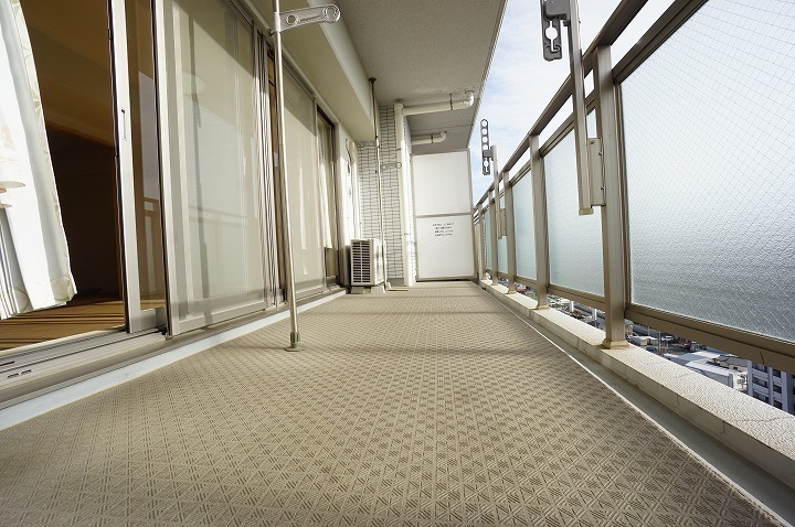   広々11.1ｍ2バルコニー。最上階南向きに広がる解放感は、たまりません♪
水栓がついており、お掃除もラクラク♪