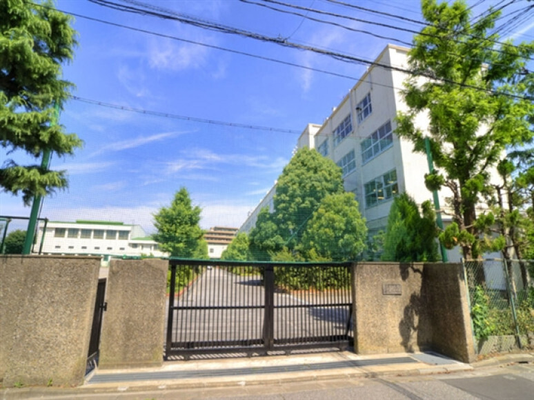 江戸川区立松江第一中学校 890m 