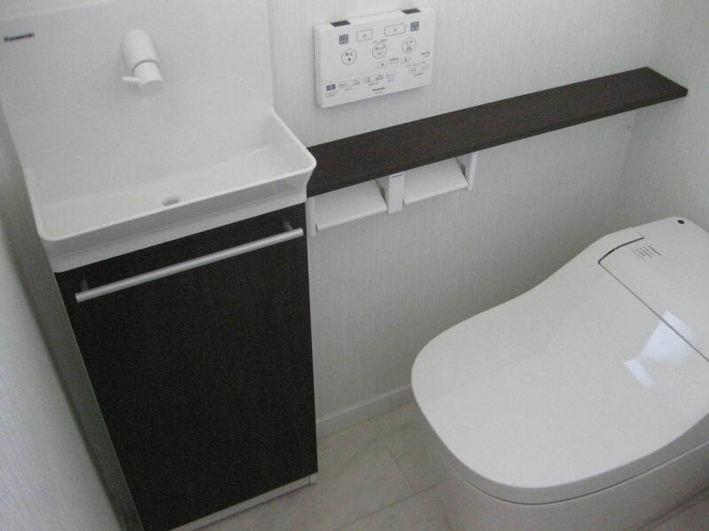 （建物プラン例）トイレ1か所はタンクレストイレを標準装備♪手洗いカウンター付き♪ 