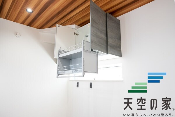     【同仕様】キッチン背面には昇降式の収納完備で、デットスペースもなく有効活用頂けます！