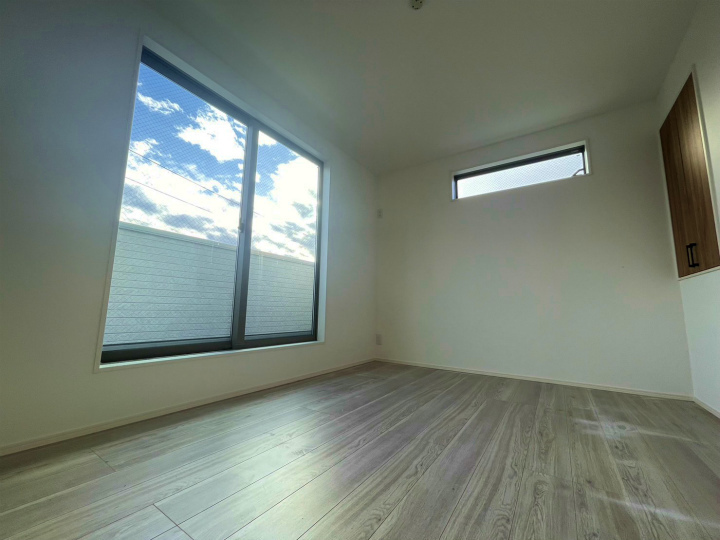     ベッドルームは、窓からの採光性が高く室内空間を明るくしてくれます。
