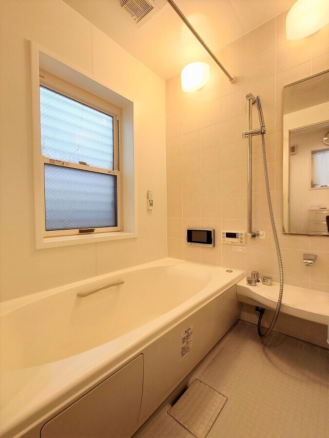   広々空間のお風呂は一日の疲れを癒してくれます！小窓もあり、換気のできるお手入れのしやすい浴室です！