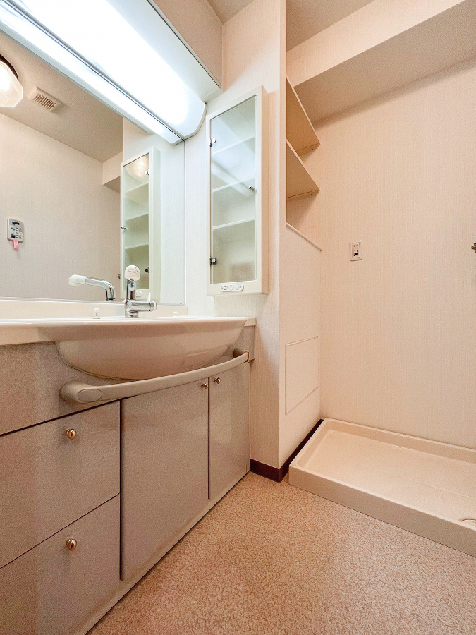 身だしなみを整えやすい事はもちろんですが、鏡の横に収納スペースを設ける事により、散らかりやすい洗面スペースをすっきりさせる事が出来る洗面台。白を基調とした清潔感の高いトイレ。上部に収納スペースがあり、とても便利です。