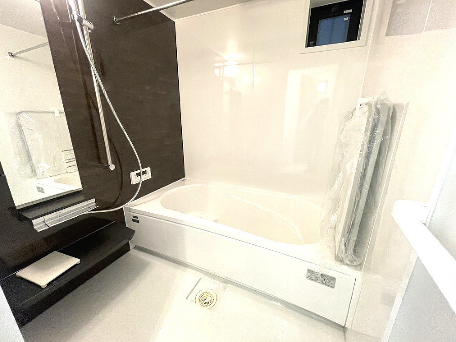   広々空間のお風呂は一日の疲れを癒してくれます！小窓もあり、換気のできるお手入れのしやすい浴室です！