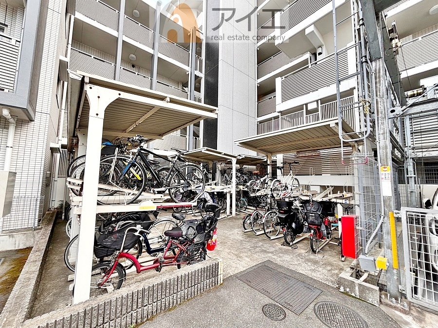   広々スペースの駐輪場はご家族の自転車を置くことができます