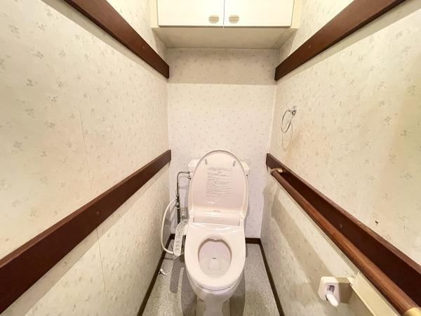 収納スペースが確保されたトイレです。
