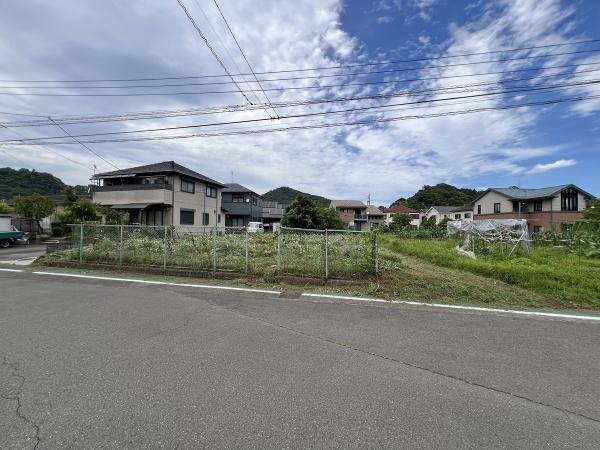 前面道路から見た現地正面からの写真