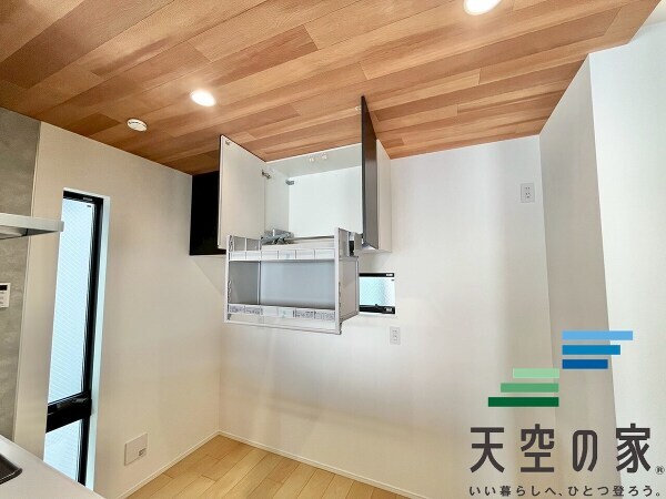   【同仕様】キッチン背面には昇降式の収納完備で、デットスペースもなく有効活用頂けます！