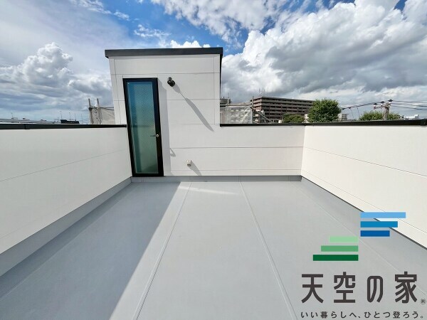   【同仕様】スカイバルコニーで休日に友人などを呼んでBBQや，お子様のプールなどで遊べますね♪