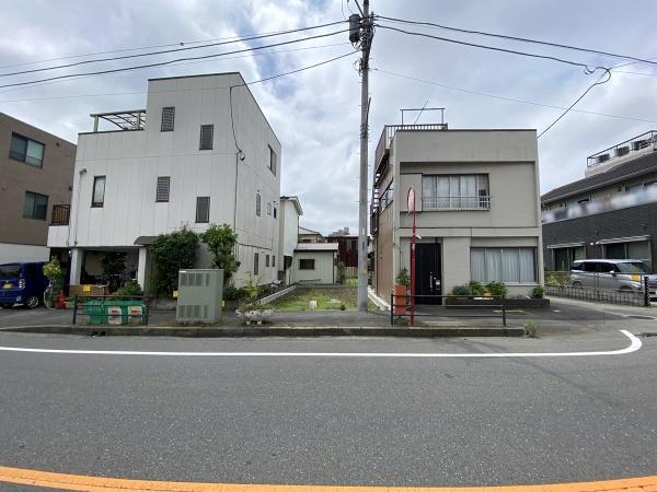 前面道路は歩道も整備されています