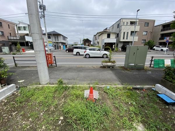 現地土地から前面道路を見た写真