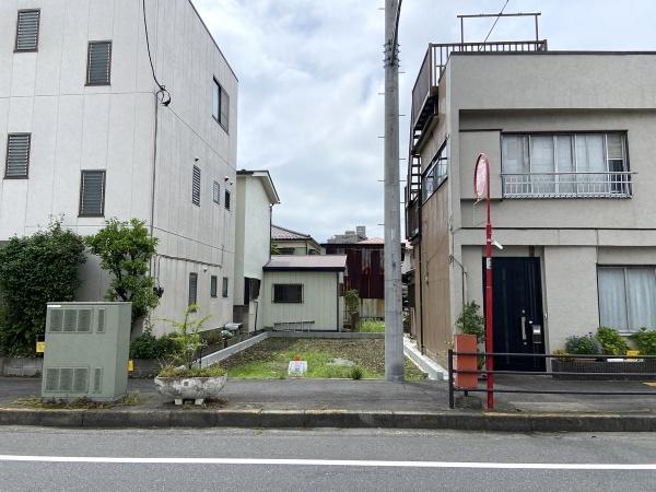 前面道路は歩道も整備されています