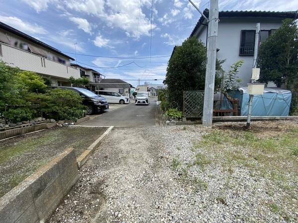 現地から前面道路を見た写真