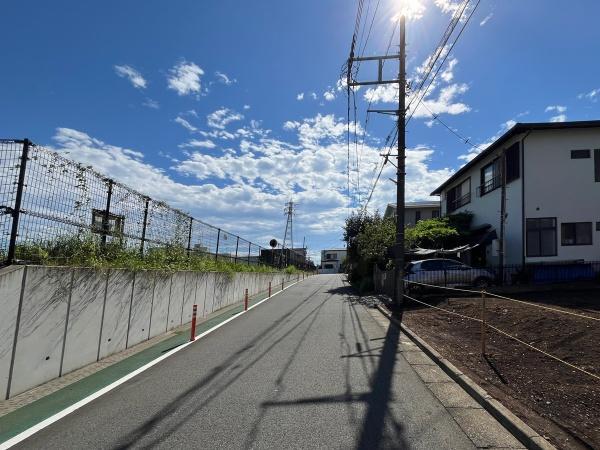 北側から見た前面道路