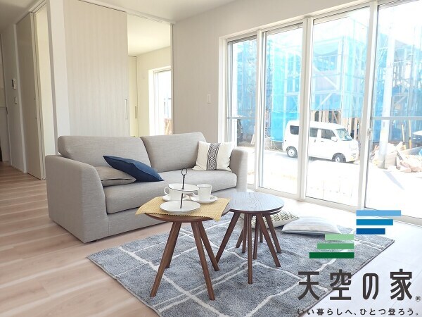   【同仕様】明るく開放的な空間が広がるリビングダイニング。室内には豊かな陽光が注ぎ込み、爽やかな住空間を演出。ホームパーティーでもゲストと一緒に料理を楽しみながら楽しい時間を過ごせそう。