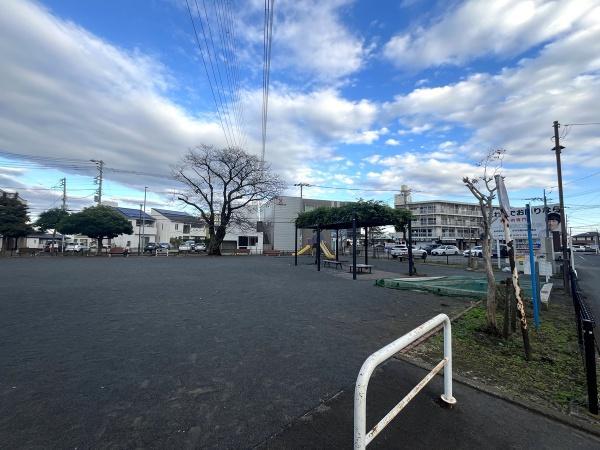 道路を渡ると公園です。