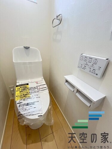   スタイリッシュなタンクレストイレ採用でお掃除も楽々です♪