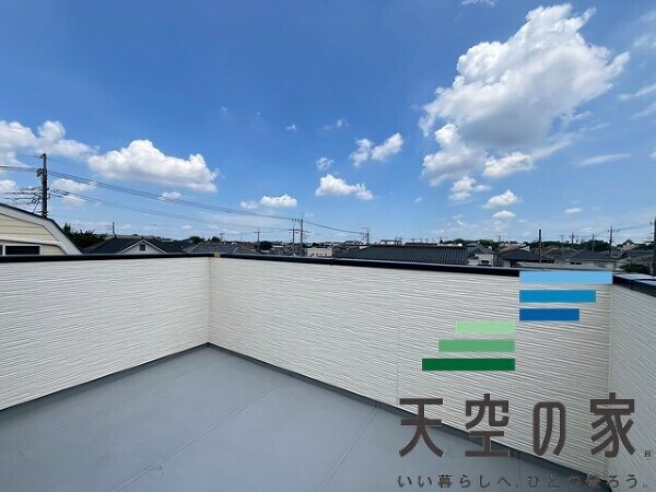   スカイバルコニーで休日に友人などを呼んでBBQや，お子様のプールなどで遊べますね♪
