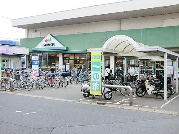   一日の中で多くの時間を過すことになるリビングダイニングだからこそ、いつも穏やかな空間であることが必然。爽やかな通風と採光を存分に感じる事が出来る空間です。