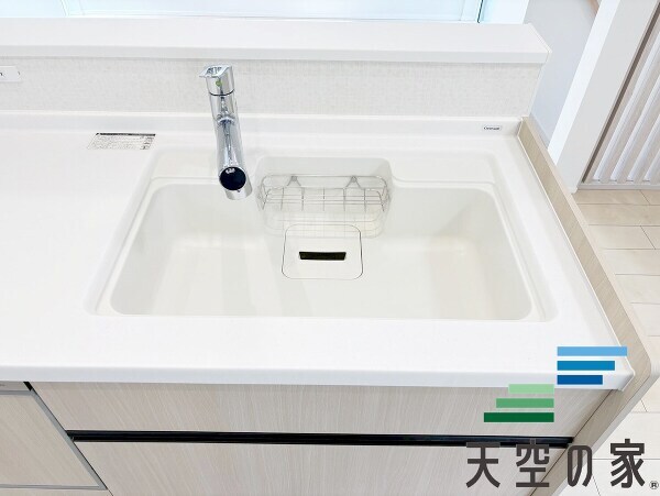  三口コンロで料理も捗りますね。広々としたシンクで人工大理石を採用しております。キッチンスペースは、ゆとりの広さを確保！対面式キッチンですので、お子様の様子を見守りながら家事ができます！
