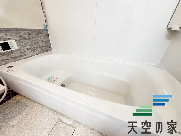   トイレはウォシュレット機能付きの最新タイプ。来客やご友人も使うので、いつも清潔を保てるように配慮しなければならない場所。見た目から清潔感あるホワイトを基調にデザインされました。