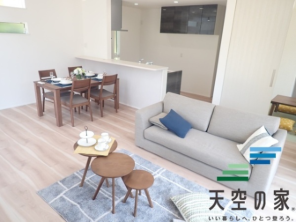   【同仕様】窓を多く取り入れお部屋が明るくなる使用になっております。
