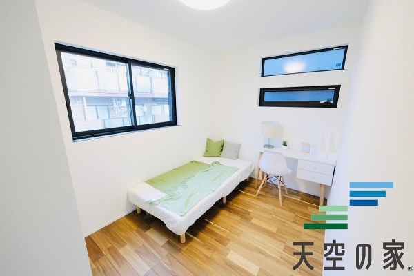   【同仕様】心と体をゆったりと安らげる空間。寝室のゆとりが大きい分だけ、暮らしの安らぎは深まります。一日の疲れを癒すだけでなく、ご夫婦の親密な語らいを紡ぎ出します。