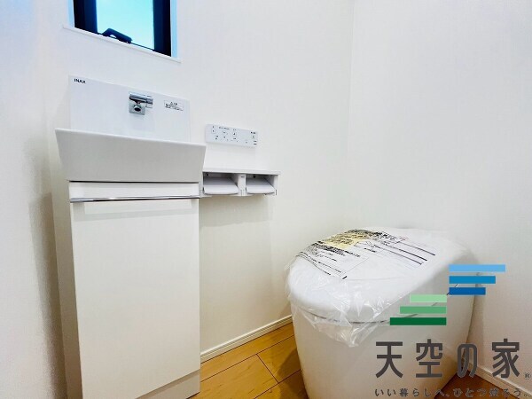   【同仕様】トイレはウォシュレット機能付きの最新タイプ。来客やご友人も使うので、いつも清潔を保てるように配慮しなければならない場所。見た目から清潔感あるホワイトを基調にデザインされました。