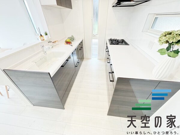   【同仕様】「立ち上がり」が広くとられたフルオープンキッチン。作業スペースの確保からお料理の受け渡しまでらくらくです。