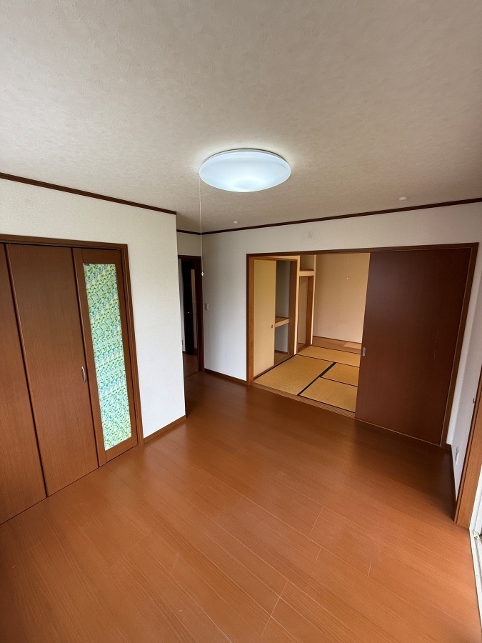   １階　に洋室８帖＆和室６帖　がある為２世帯にもおすすめです。