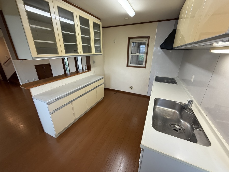   広いキッチンは３人でも作業できます！！